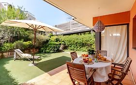 Pretty Garden Apartment Next To A Charming Beach